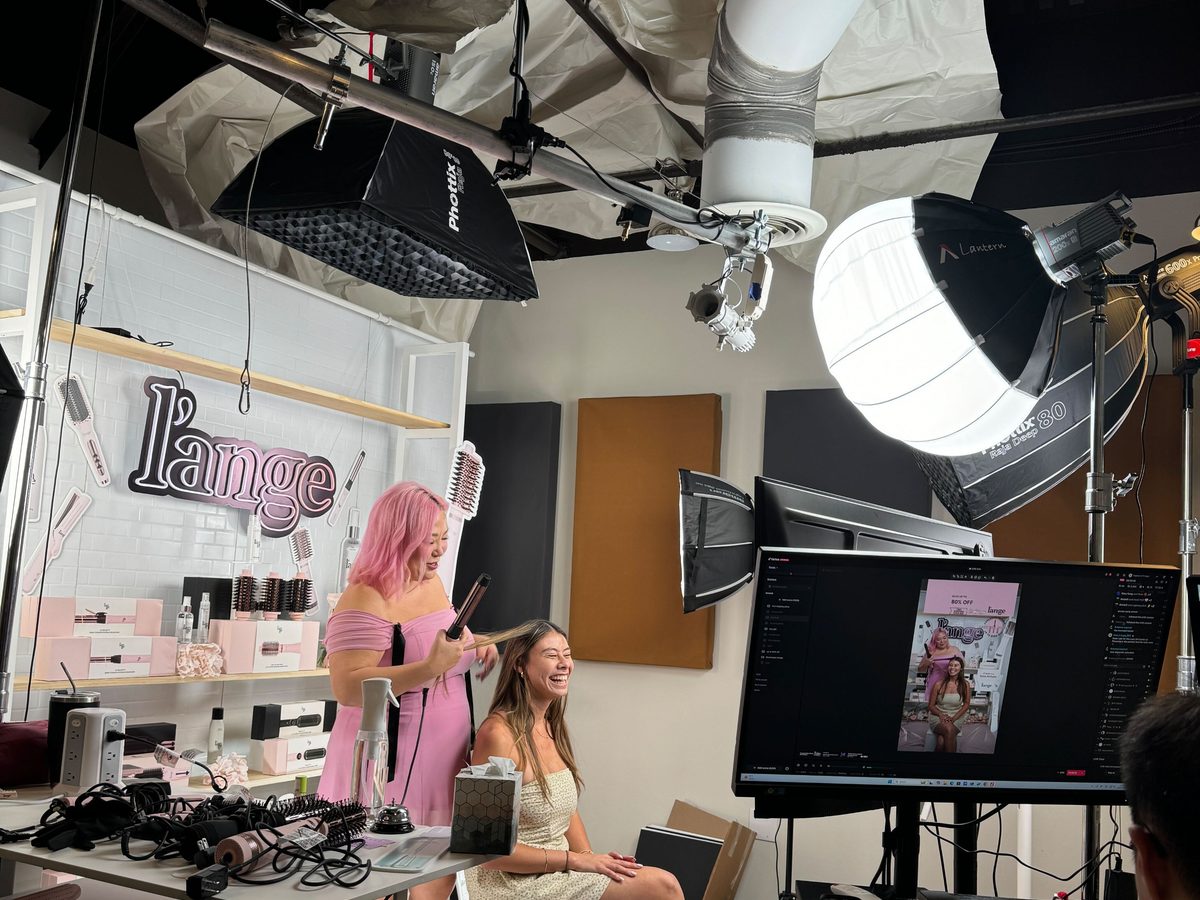 Estudio de live shopping con iluminación, cámaras y anfitriona en vivo